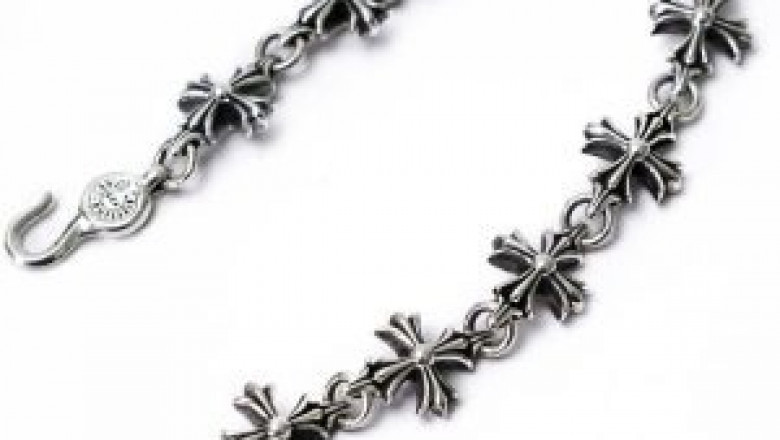 How To Style Sp5der Hoodie With A Chrome Hearts Necklace